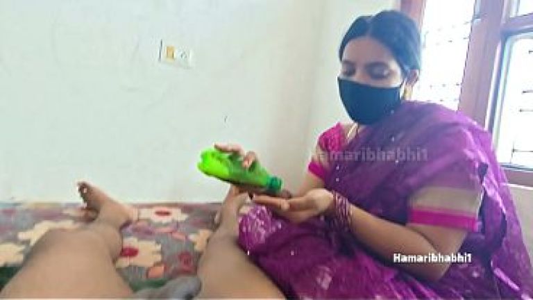 Indian desi chubby bhabhi first massaged the penis with oil and then took the penis in her ass and pussy.